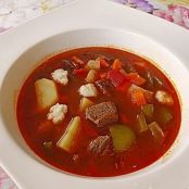 Gulyasleves (ungarische Gulaschsuppe)