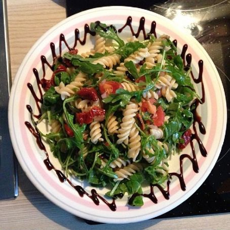 Italienischer Nudelsalat mit Rucola und getrockneten Tomaten