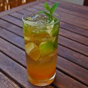 Alkoholfreier Cocktail mit Kräuterlimonade