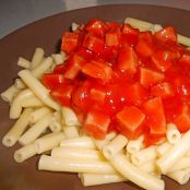 Maccaroni mit Tomatensauce und Ei