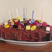 Regenbogen-Kuchen mit Kakao und Gummibärchen