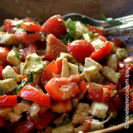 Tomatensalat mit Pestosauce