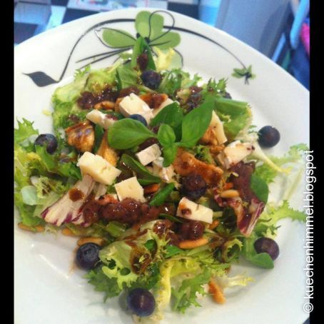 Grüner Salat mit gebratenen Hähnchenstreifen, mit Balsamico- und cremigen Heidelbeerdressing