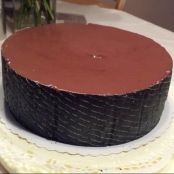 Schokoladenpraliné-Mousse-Torte mit Pfirsich