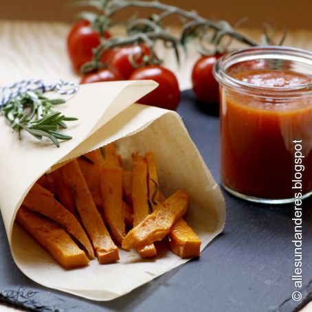 Süßkartoffelpommes mit selbstgemachtem Ketchup