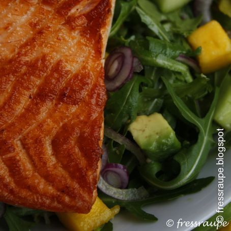 Lachs auf Mango-Avocado-Rucola-Salat