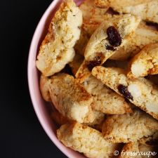 Cantuccini mit weißer Schokolade und Cranberries