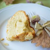 White Almond-Apple-Gugelhupf