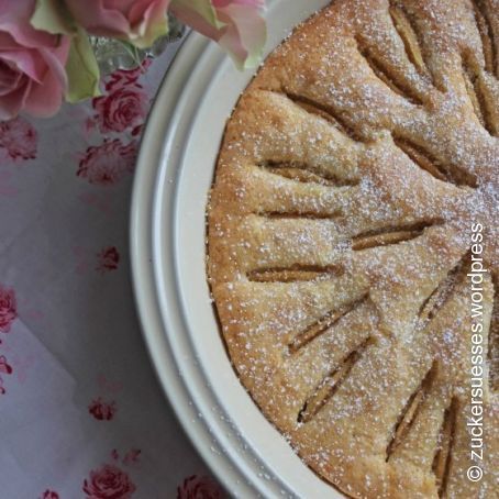 Klassischer Apfelkuchen mit warmer Vanillesoße