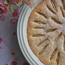 Klassischer Apfelkuchen mit warmer Vanillesoße