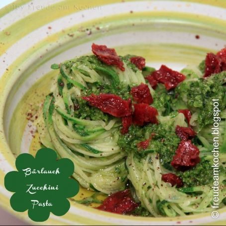 Zucchini Pasta mit Bärlauchpesto, getrockneten Tomaten und Pinienkernen #vegan #zoodles