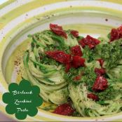 Zucchini Pasta mit Bärlauchpesto, getrockneten Tomaten und Pinienkernen #vegan #zoodles