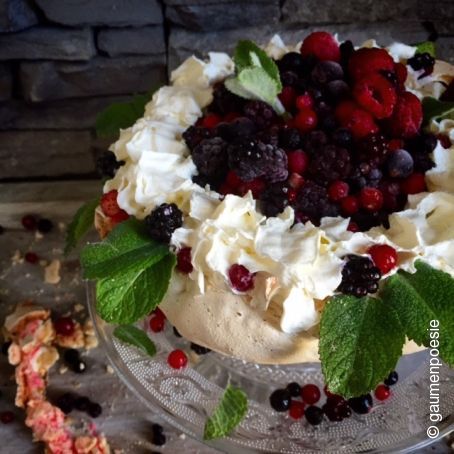 Baiserschale mit geeisten Beeren und Joghurt