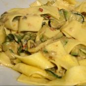 Bandnudeln in pikanter Soße mit Zucchinistreifen
