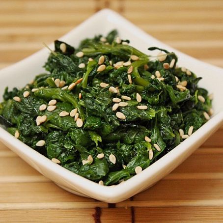 Spinatsalat mit Sesamdressing