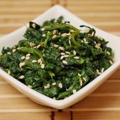 Spinatsalat mit Sesamdressing