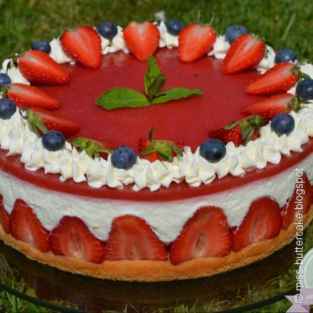 Erdbeer-Blaubeer Joghurt Torte mit Erdbeerspiegel