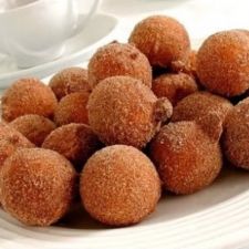 Bolinho de Chuva (Brasilianische Krapfenkugeln)