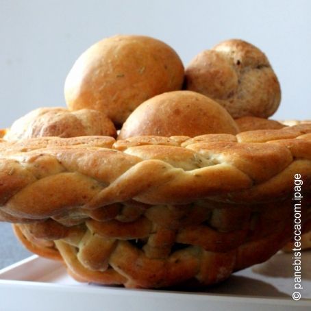 Geflochtenes Brotkoerbchen aus Focacciateig