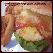 Burger mit gegrillter Ananas und Zwiebelringen