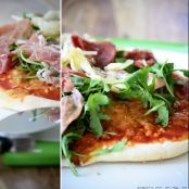 Rucola-Pizza mit Parmaschinken