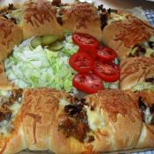 CHEESEBURGER RING aus Hefeteig mit würziger Hackfleischfüllung mit frischen Tomaten und Salat!