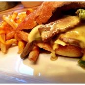 Philly-Cheesesteak mit Cheese-Fries