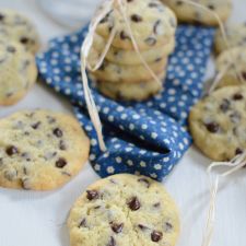 Einfache Chocolate-Chip Cookies zum Kaffee