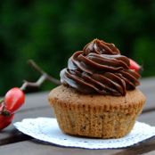 Chocolate-chip-Cupcake mit dunklem Schokoladentopping