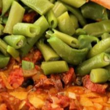 Spanischer Eintopf mit grünen Bohnen und Chorizo