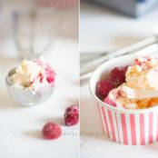 Buttermilcheis mit HimbeerJohannisbeerPüree und Meringues