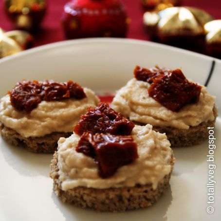 Schwarzbrot Crostini mit getrockneten Tomaten