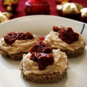 Schwarzbrot Crostini mit getrockneten Tomaten