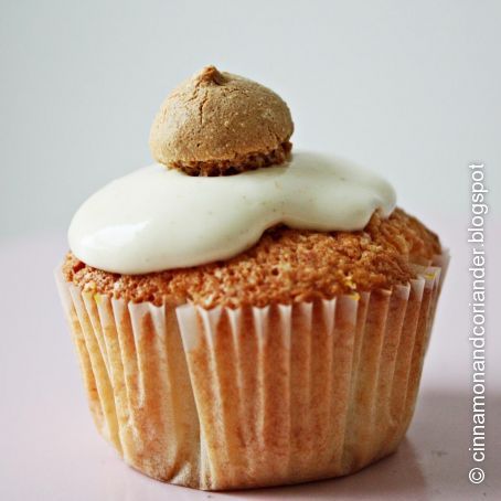 Kokos Ingwer Cupcake mit Kürbisherz, Ingwerhaube und Amarettokrone