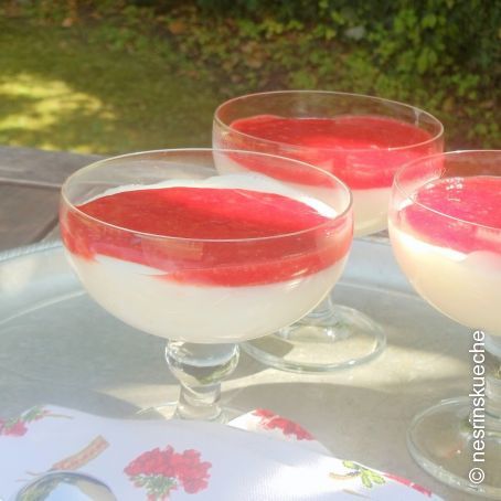 Hausgemachte Pudding mit Pflaumensoße