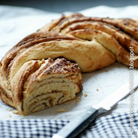 Hefekranz mit Zimt-Zucker und Marzipanz