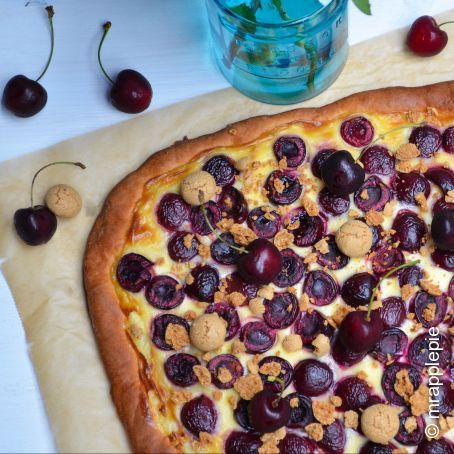 Kirschpizza mit Amarettini-Keksen