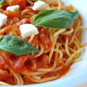 Spaghetti mit Tomate-Mozzarella-Soße à la Carina