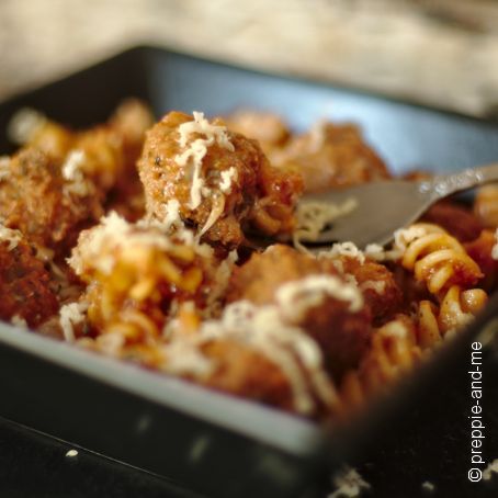 One Pot Nudeln in Tomatensoße mit Hackbällchen