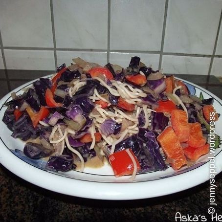 Rotkohl chinesisch mit Chow Mein Nudeln