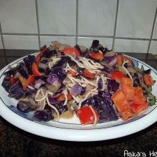 Rotkohl chinesisch mit Chow Mein Nudeln