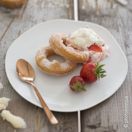 Cronuts mit Sahne und frischen Erdbeeren