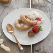 Cronuts mit Sahne und frischen Erdbeeren