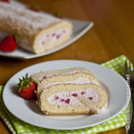 Erdbeerrolle mit Quark-Sahne-Füllung