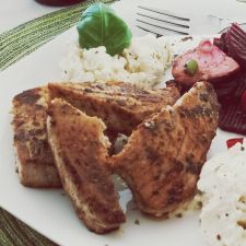Thunfischsteak mit Reis, Limetten und Koriander