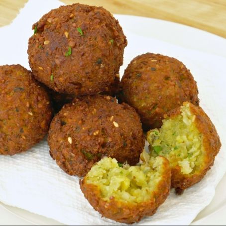 Falafel mit Koriander und Tomaten