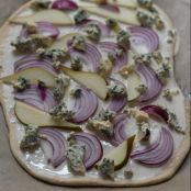 Flammkuchen mit Zwiebeln, Birnen und Gorgonzola - Schritt 3