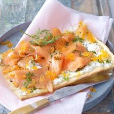 Flammkuchen mit Lachs und Schmand