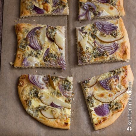 Flammkuchen mit Zwiebeln, Birnen und Gorgonzola