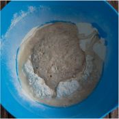 Flammkuchen mit Zwiebeln, Birnen und Gorgonzola - Schritt 1